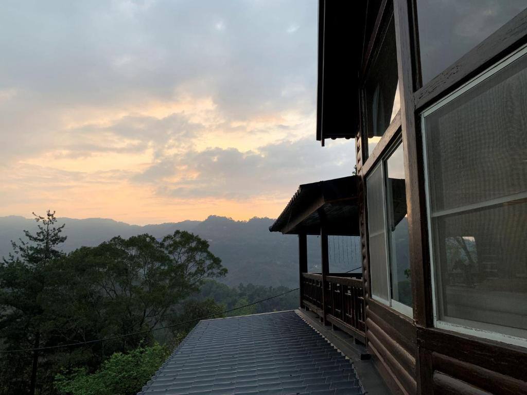 日落時分的南庄松緣民宿與遠方山巒